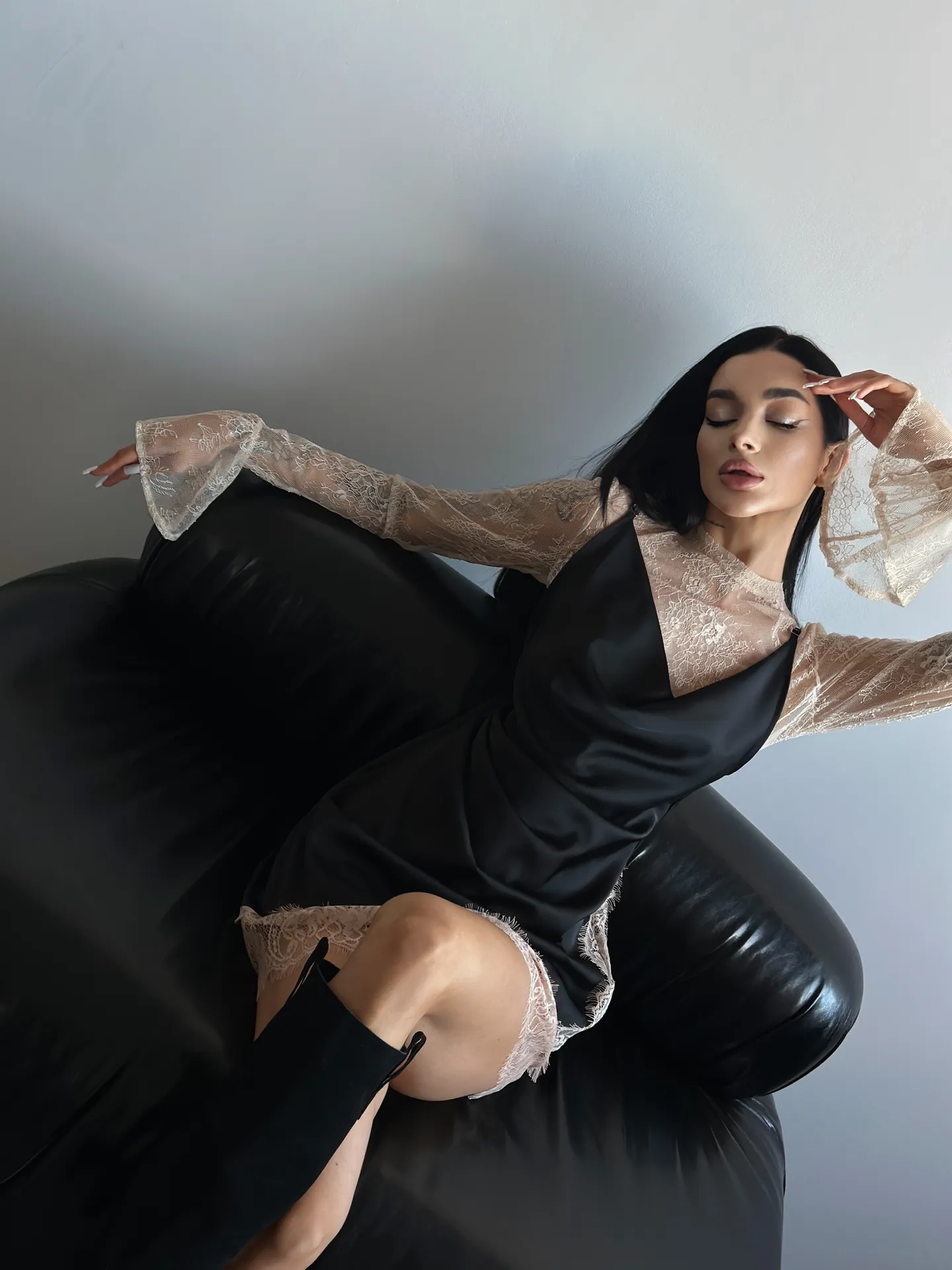 Комплект Kasiet из платья-комбинации с кружевной вставкой и кофты из гипюра