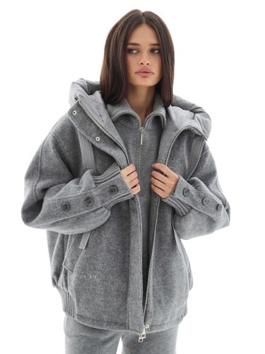 Серая куртка с вязаными вставками