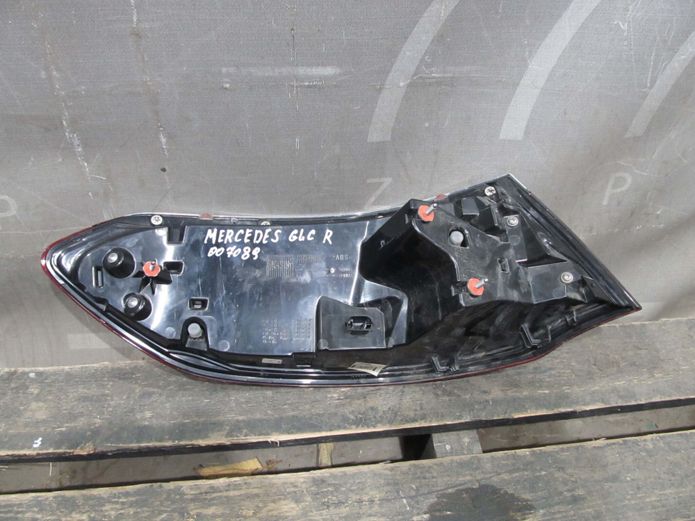 Фонарь задний правый Mercedes GLC (C253) Coupe 15-19 Б/У Оригинал A2539063602