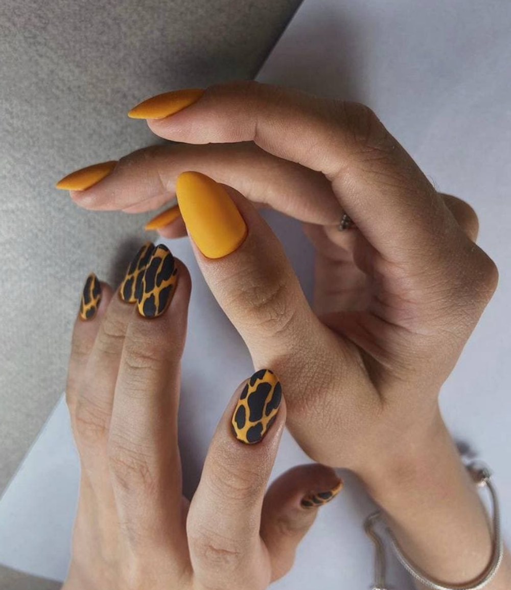 жираф на ногтях