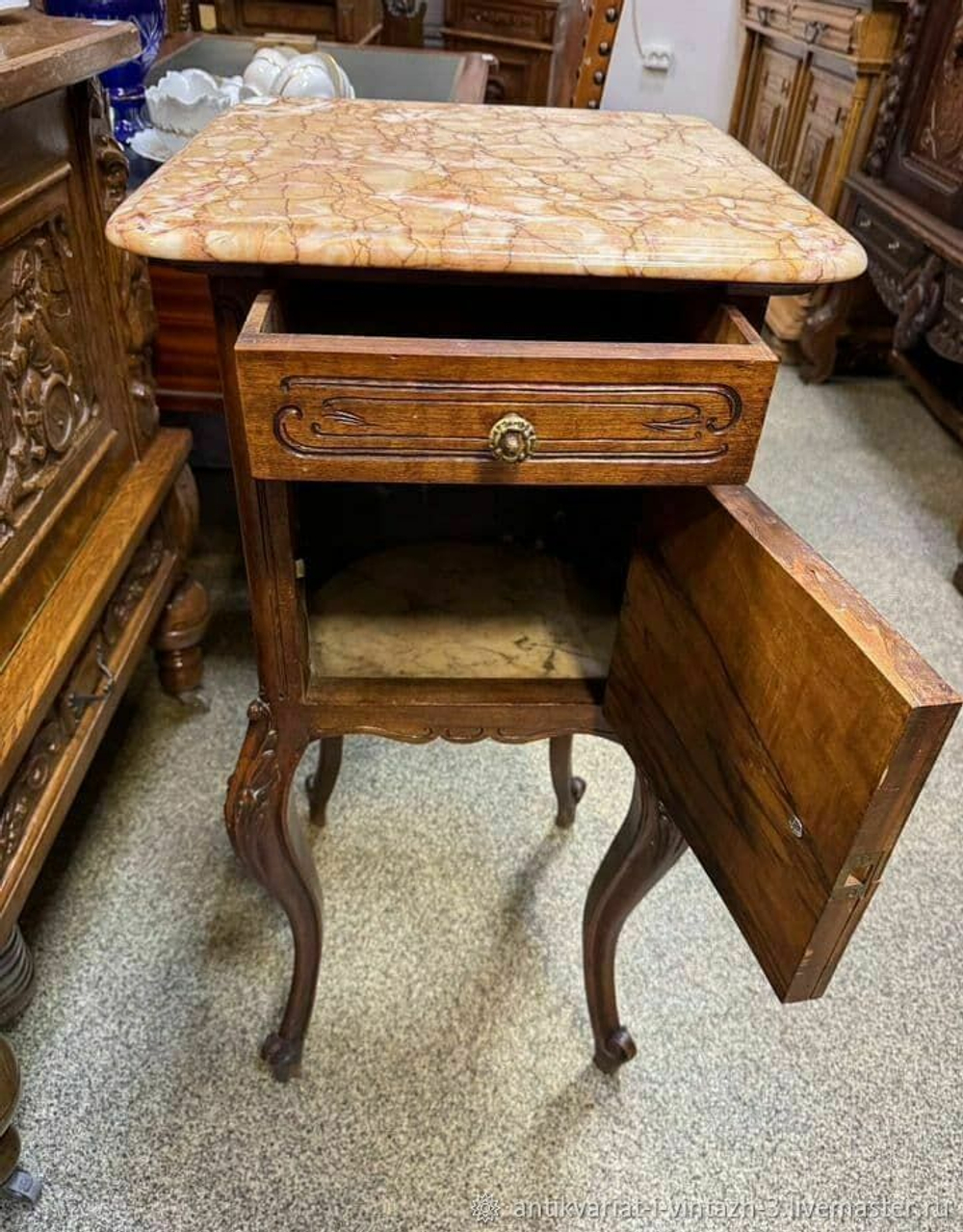 Старинная тумбочка