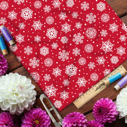Ткань дюспо рождественские снежинки на красном фоне