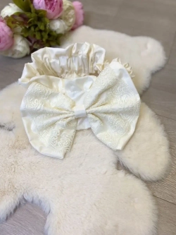 Кружевной бант на выписку