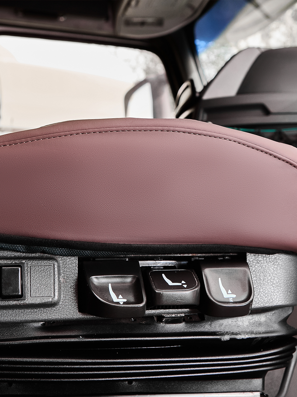 Чехлы Люкс VOLVO FH-13 после 2018 года: водитель от сиденья, пассажир от стойки кабины (один вырез под ремень) (экокожа, коричневый, коричневая вставка)