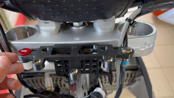 Универсальное крепление фары и номерного щитка для KTM 2024+, а так же набор для замены приборки на счетчик моточасов.