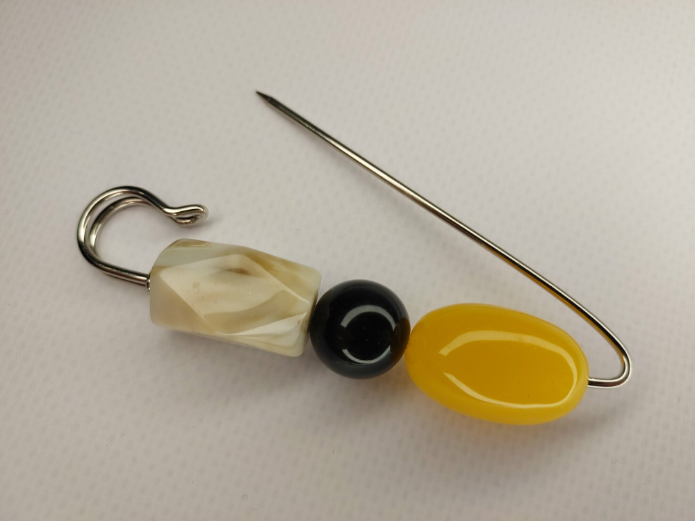 Булавка брошь "Уютные камушки" Булавка для кардигана, пальто, платков, костюмов, одежды. Цвет жёлтый белый