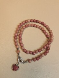 Колье из родонита «Розовое сердце»