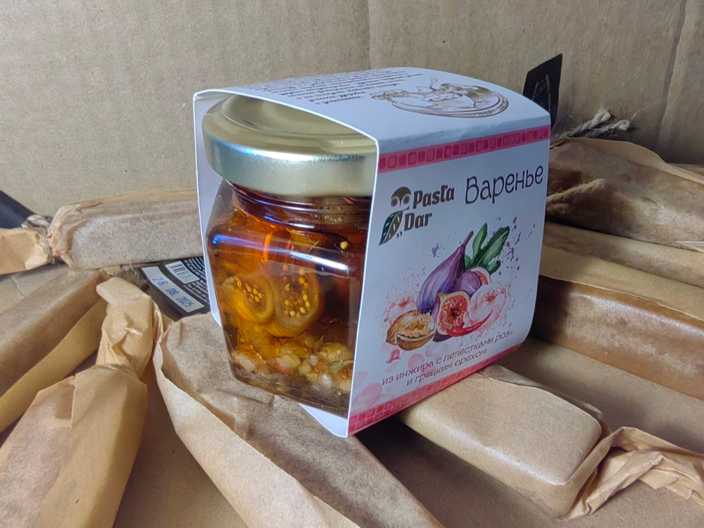 Варенье из инжира с лепестками роз и грецким орехом