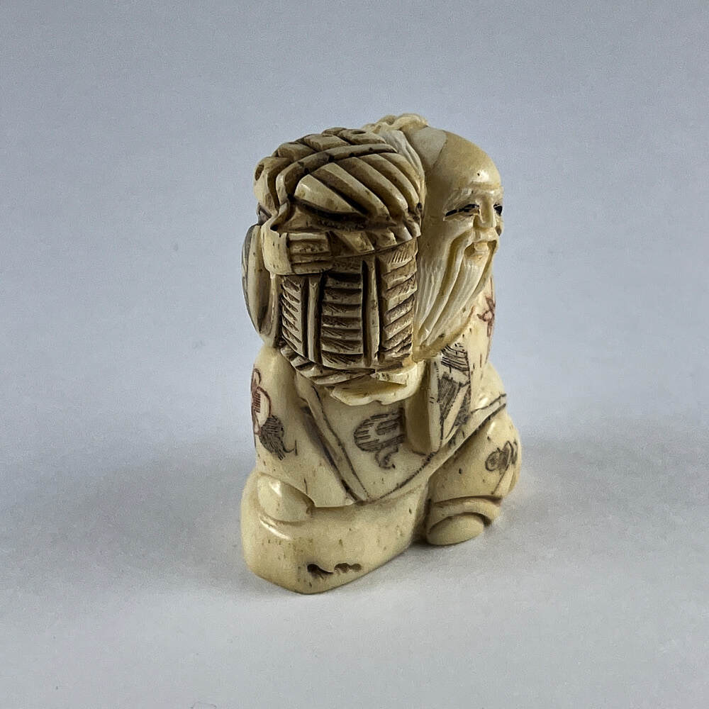 Статуэтка нэцкэ Монах с корзиной на плече