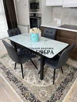 Стеклянный раздвижной стол "Итальянский мрамор" и стулья "ГУЧИ" серый