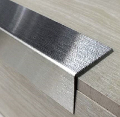 Уголок разносторонний из нержавеющей стали шлифованный