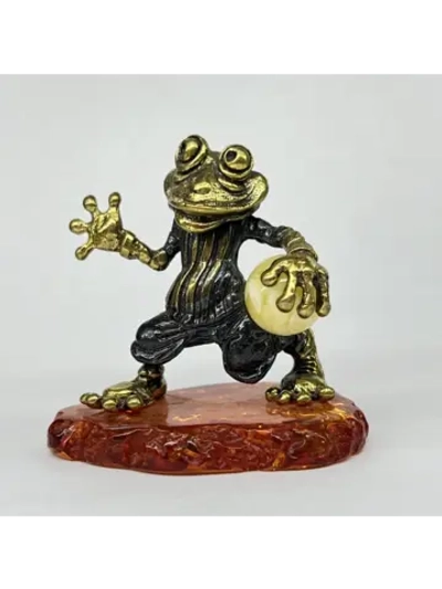 Бронзовая статуэтка на янтаре