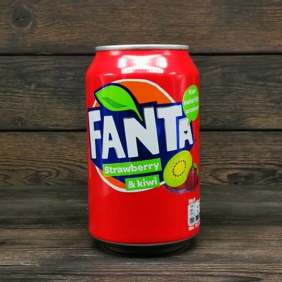 Газированный напиток Fanta Strawberry & Kiwi со вкусом клубники и киви, 330 мл (Германия)
