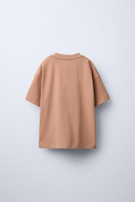 ZARA ФУТБОЛКА ИЗ ПЛОТНОГО ДЖЕРСИ С ПРОРЕЗИНЕННОЙ НАШИВКОЙ, ЛОСОСЕВЫЙ