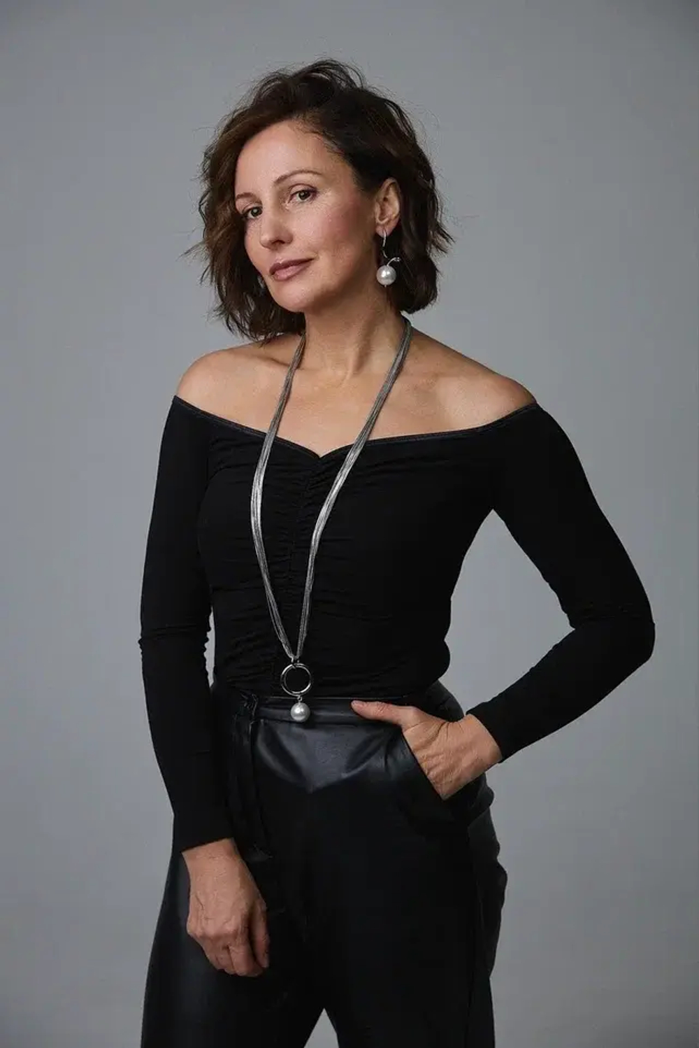 Колье длинные цепи с крупной жемчужиной, оттенок серебро