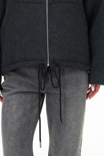 Черная куртка без утеплителя с объёмным капюшоном