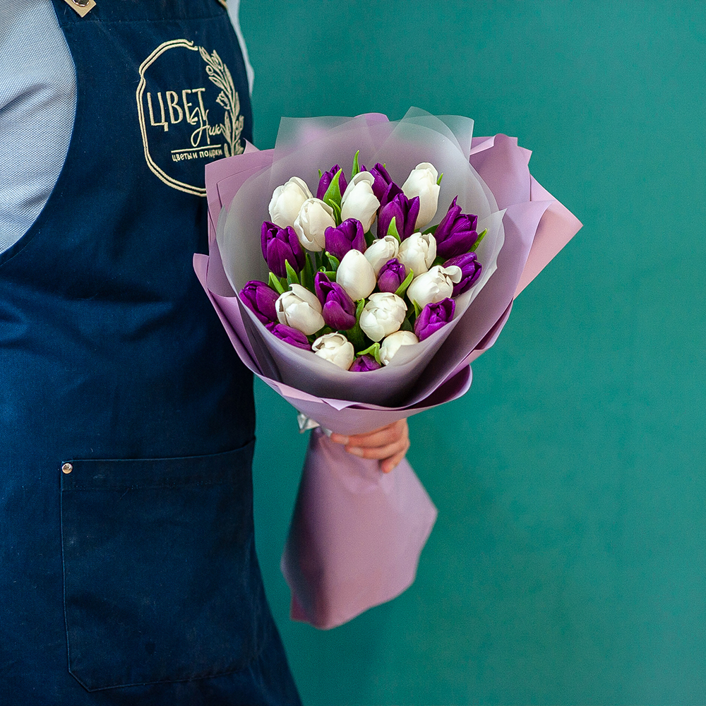 Белые и фиолетовые тюльпаны