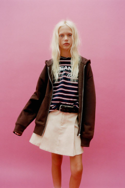 ZARA ФУТБОЛКА В ПОЛОСКУ С ВЫРЕЗАМИ, БОРДОВЫЙ