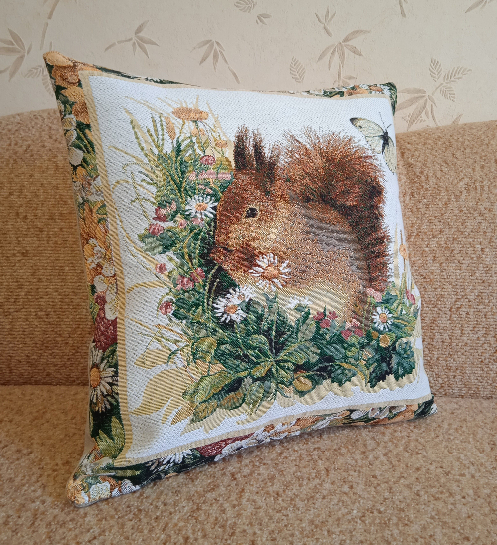 Декоративный гобеленовый чехол Белочка 47х47