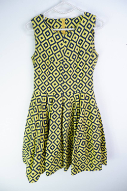 Платье в оригинальном цветовом исполнении, визуально на 42 размер