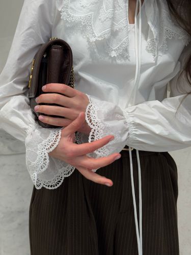 Белая блузка с кружевным воротником