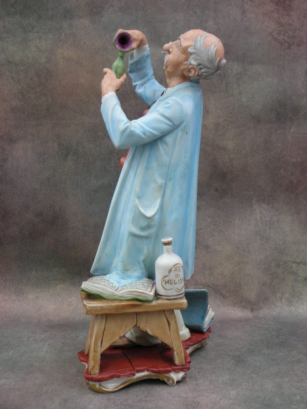 Статуэтка. Фарфор. Фармацевт. Capodimonte. Италия
