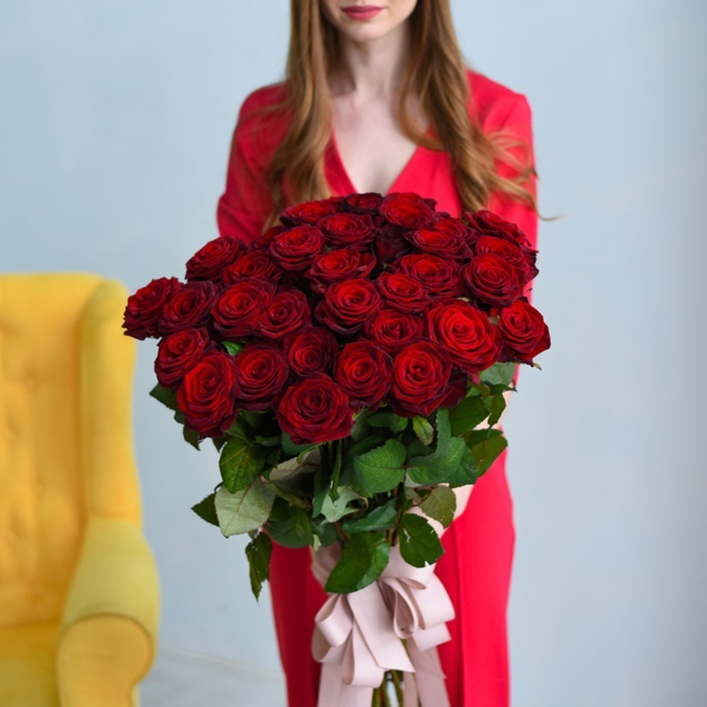 Букет 35 красных роз Red Naomi