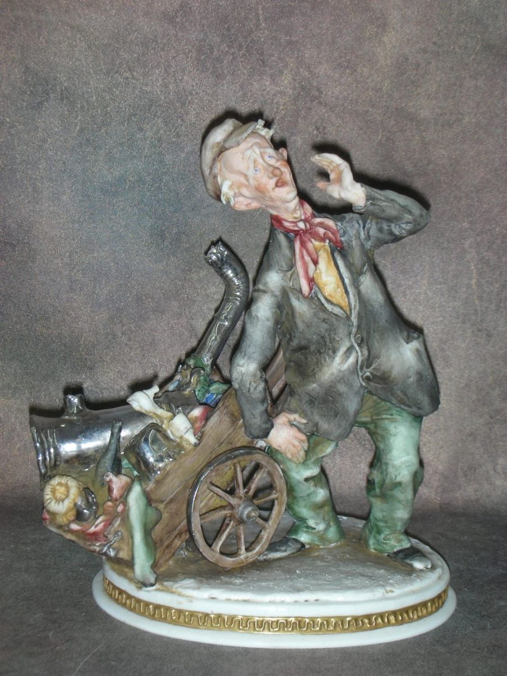 Статуэтка. Фарфор. Старьёвщик. Capodimonte. Италия