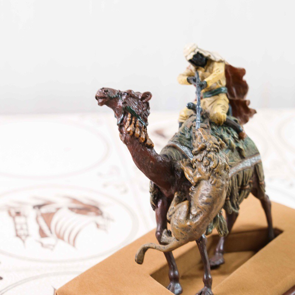 Кабинетная скульптура «Араб, отражающий атаку льва»