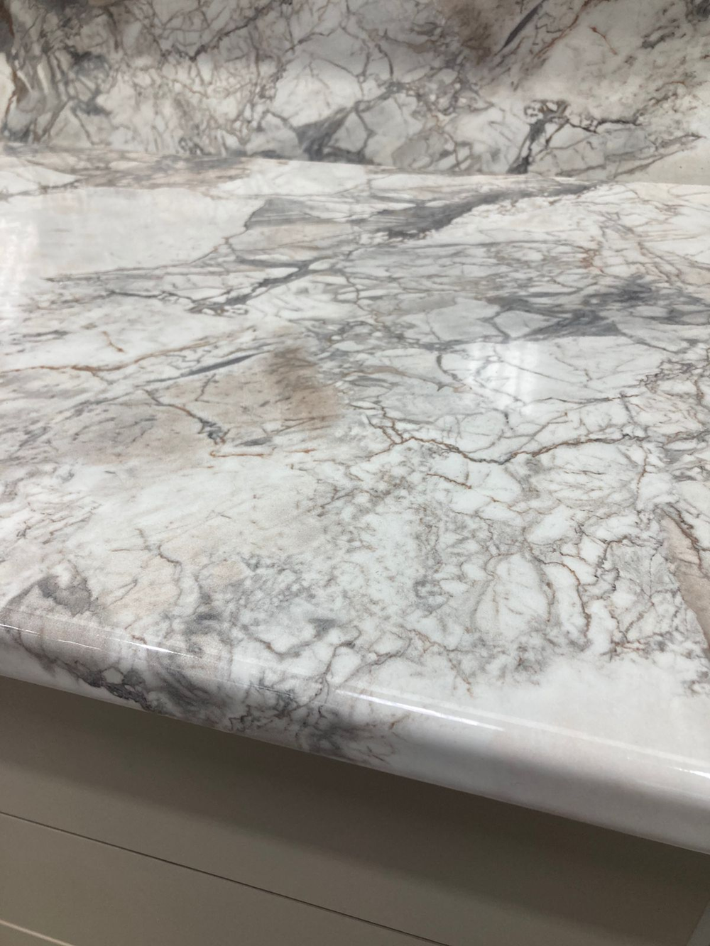 Столешница глянец Мрамор альберика 3 кат 3050*600*40 \4155/1\