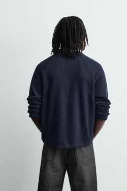 ZARA ПОЛО С КОНТРАСТНЫМ ПРИНТОМ, МОРСКОЙ СИНИЙ