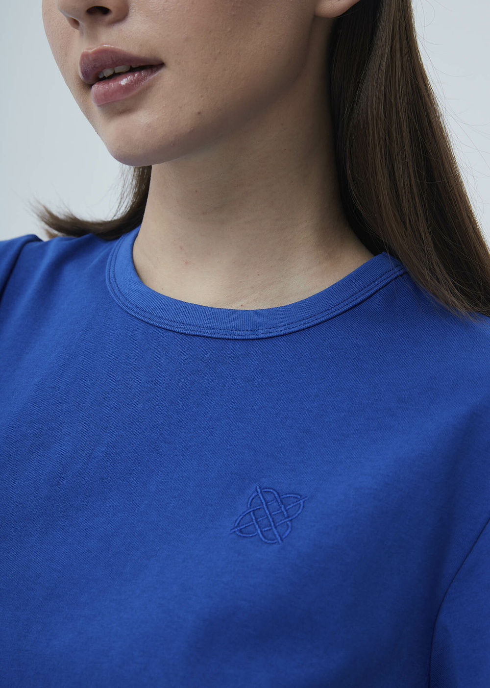 Женская футболка с вышивкой синий р.M