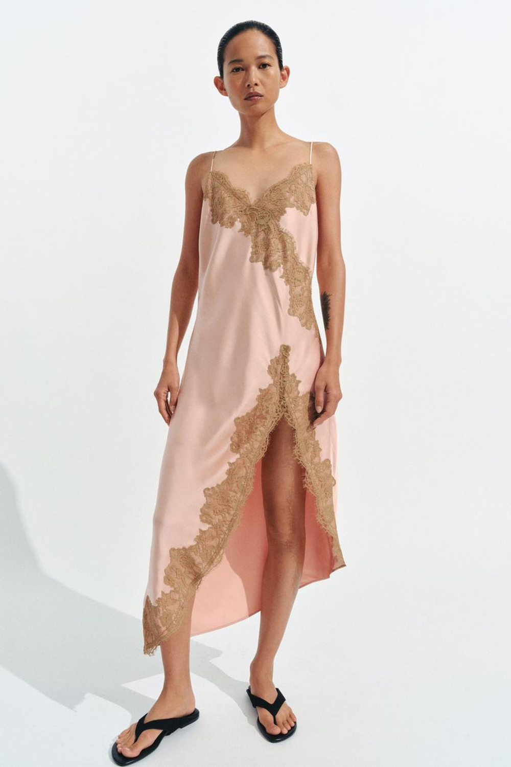 ZARA АТЛАСНОЕ ПЛАТЬЕ С КРУЖЕВОМ — ZW COLLECTION, ПУДРОВО-РОЗОВЫЙ