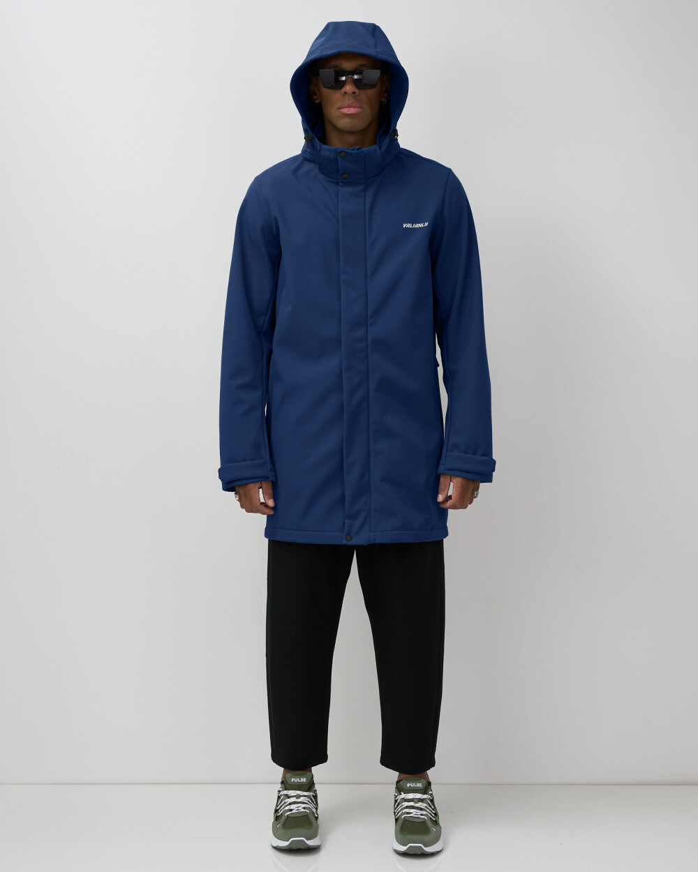 Парка спортивная мужская с капюшоном softshell синего цвета 9565S