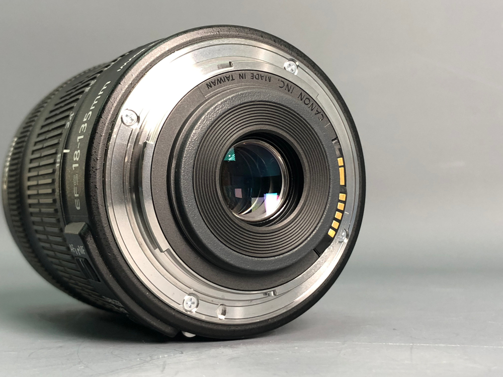 Canon 18-135mm IS STM царапка на передней линзе