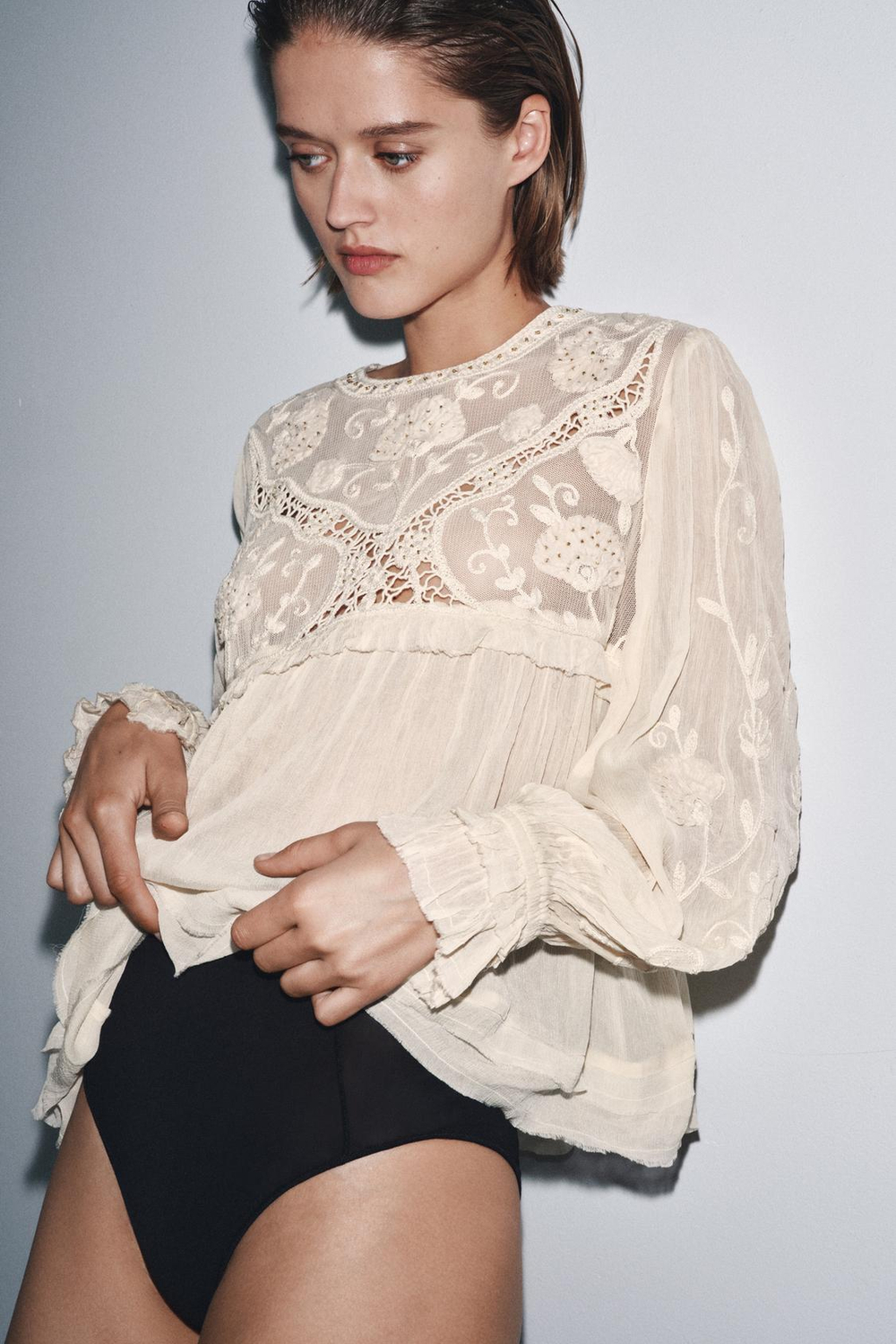 ZARA БЛУЗА С РЕЛЬЕФНОЙ ВЫШИВКОЙ И БУСИНАМИ, ЖЕЛТОВАТО-БЕЛЫЙ