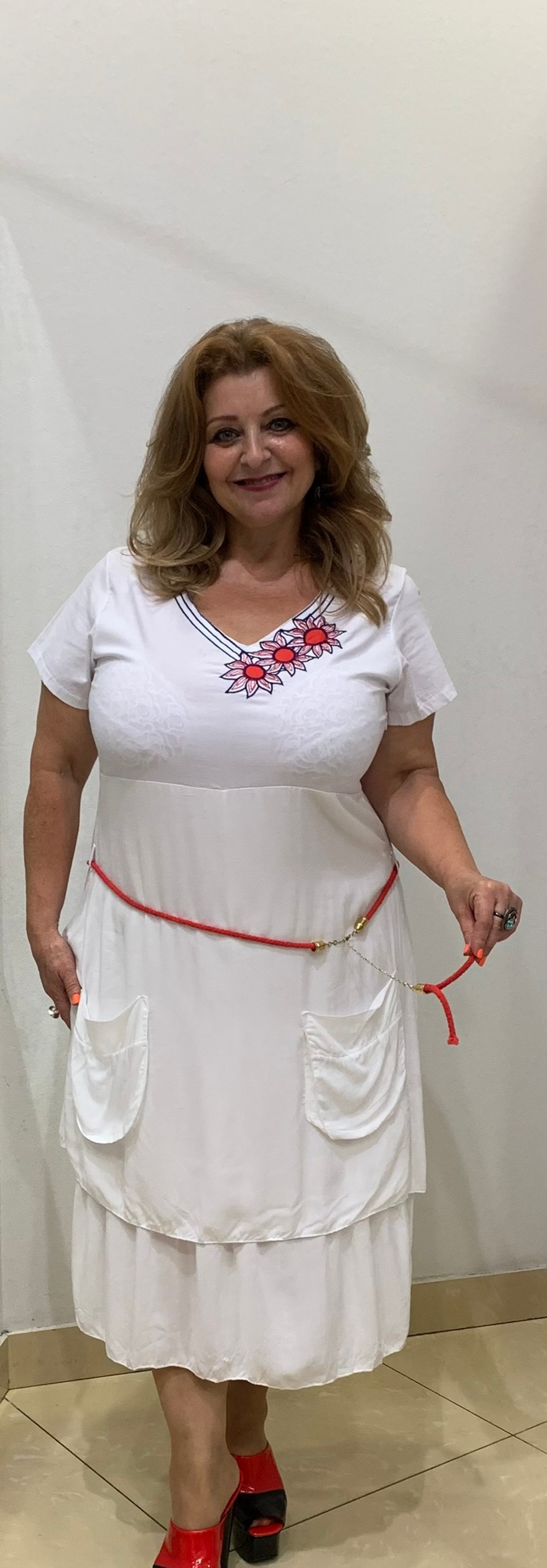 Оригинальное двойное белое платье с красным принтом.