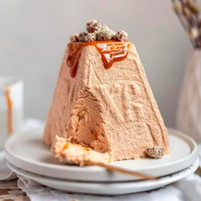 Карамельная Пасха с грецким орехом и курагой