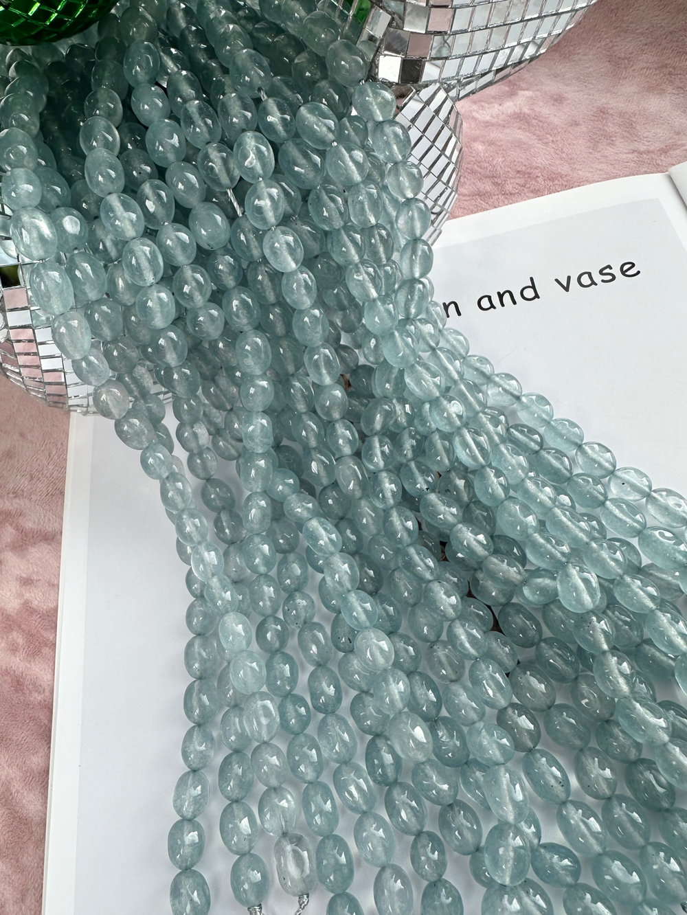 Нить бусин из тонированного кварца 8-9мм (галтовка)