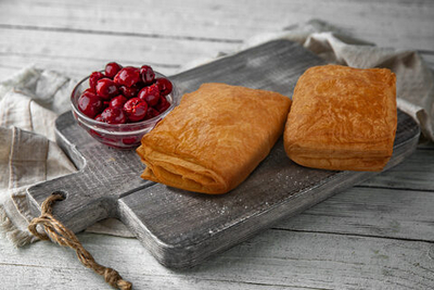 СЛОЙКА ДРОЖЖЕВАЯ С ВИШНЕЙ (ПИРОЖОК)