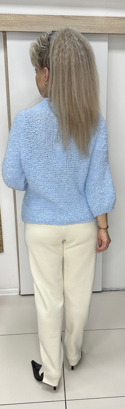 Белые трикотажные брюки на застежке