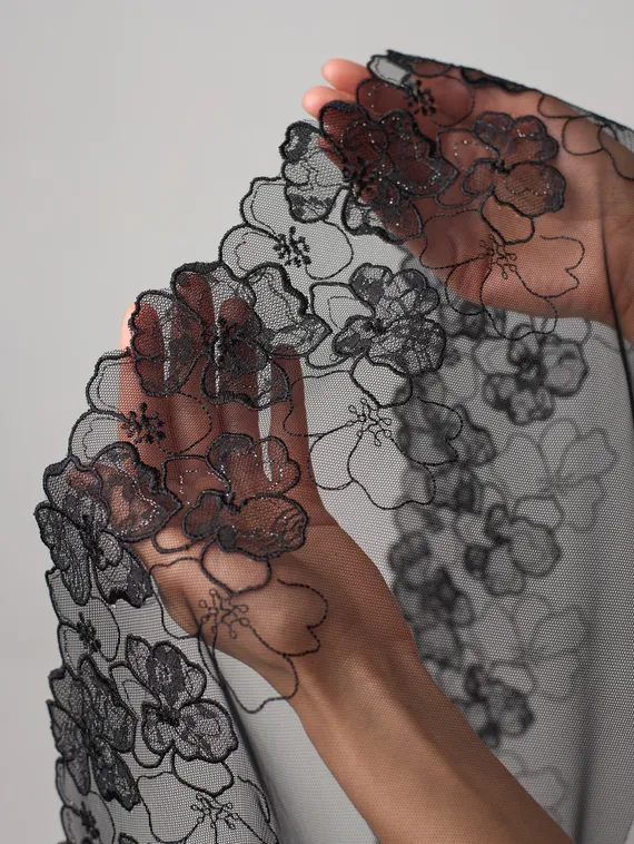 05-164 ОПТ Вышивка на неэл. сетке 21 см, черный/серебро (левая)