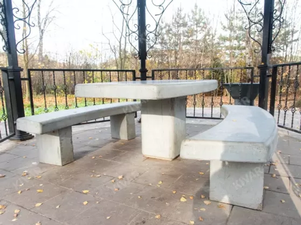 Эллипсообразный парковый стол со скамейками
