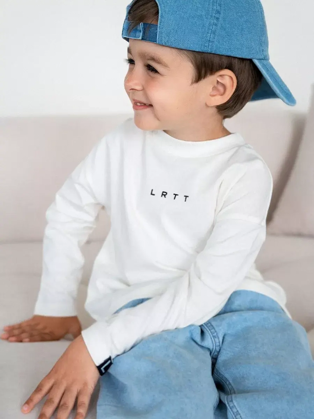 Лонгслив для мальчика белый в школу