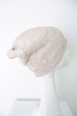 Шапка светлого оттенка