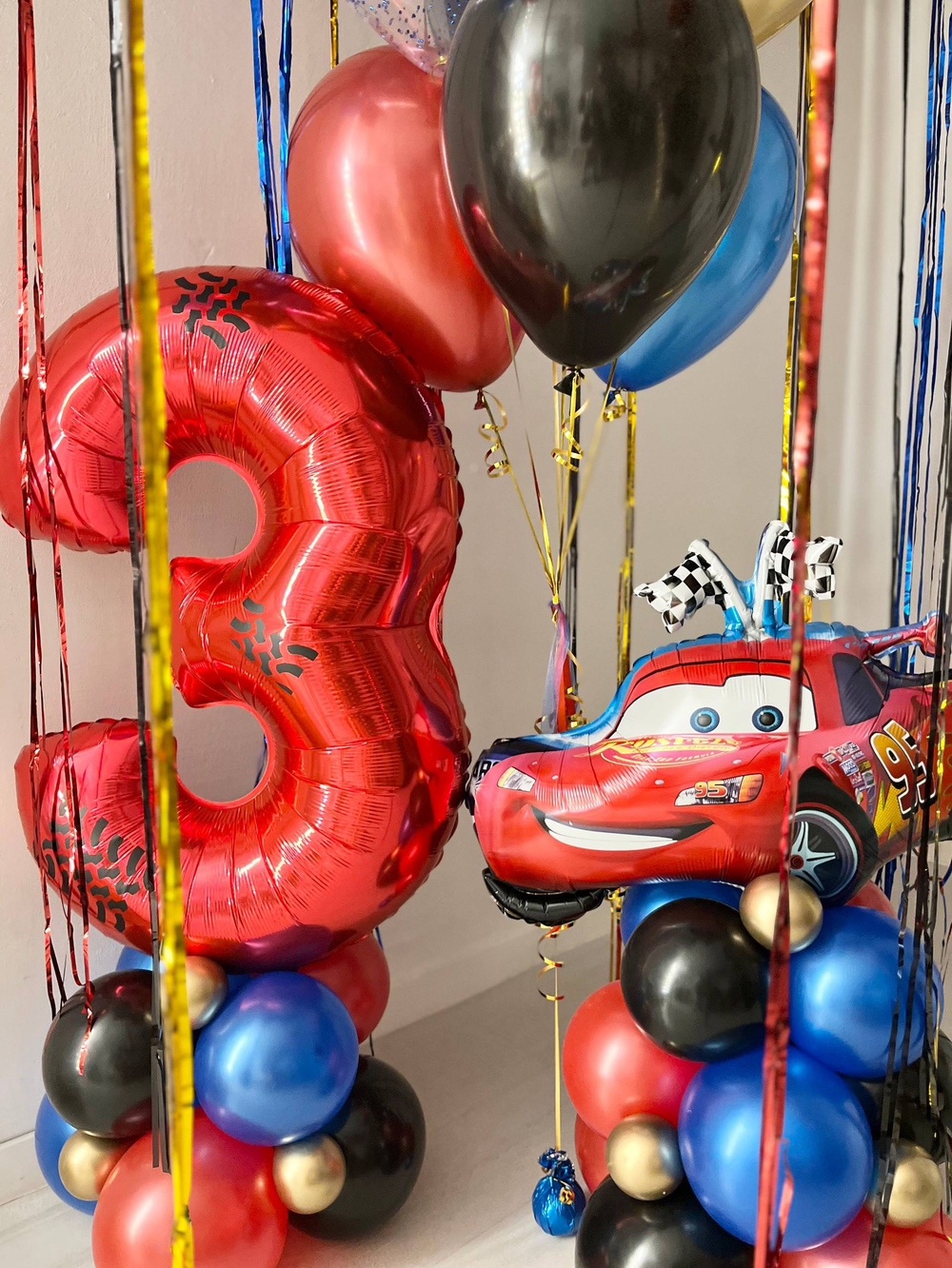 Воздушные гелиевые шары машина Маккуин красный/синий/золото/черный шары с дождиком№4480