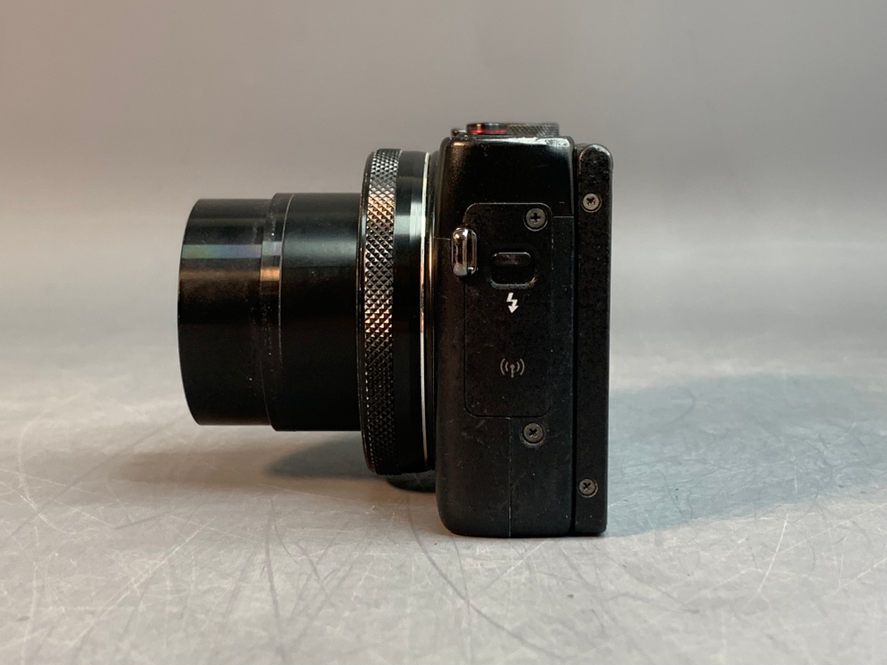 Canon PowerShot G7X едва заметный скол на экране