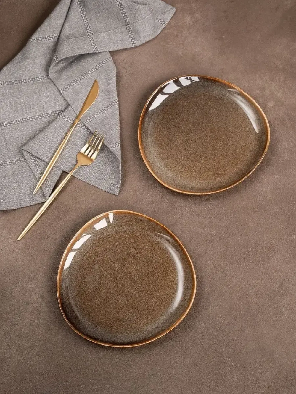 Набор посуды 2 тарелки коричневые треугольные плоские 21 см