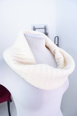 Снуд в молочном оттенке, визуально из шерсти