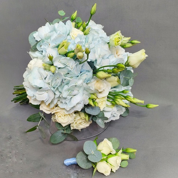 Букет невесты и бутоньерка с голубой гортензией